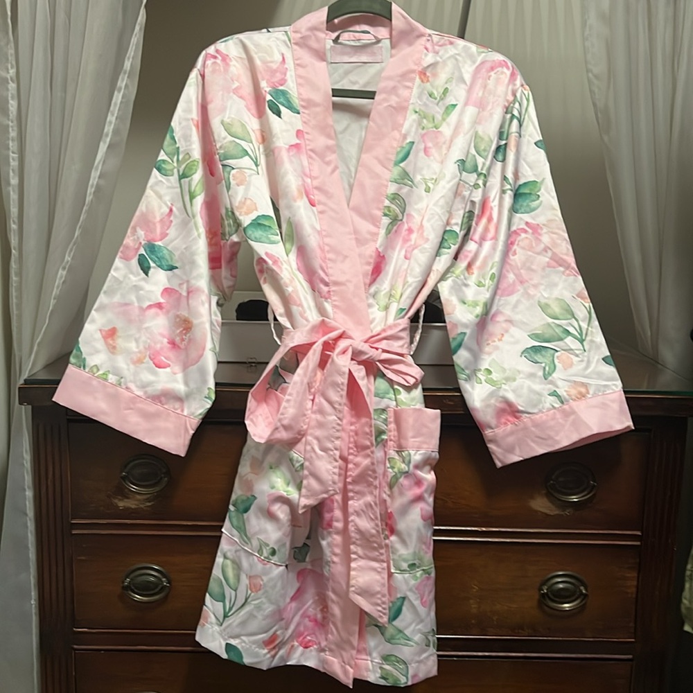 EUC Hello Gorgeous Small/Medium Pink Satin Floral Robe